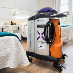 Robot desinfección Xenex Covid 19 en habitación