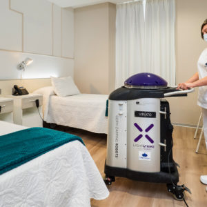Robot desinfección Xenex Covid 19 en habitación