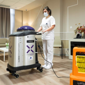 Robot desinfección Xenex Covid 19 en salón
