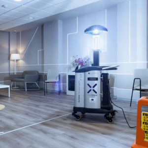 Robot desinfección Xenex Covid 19 en salón